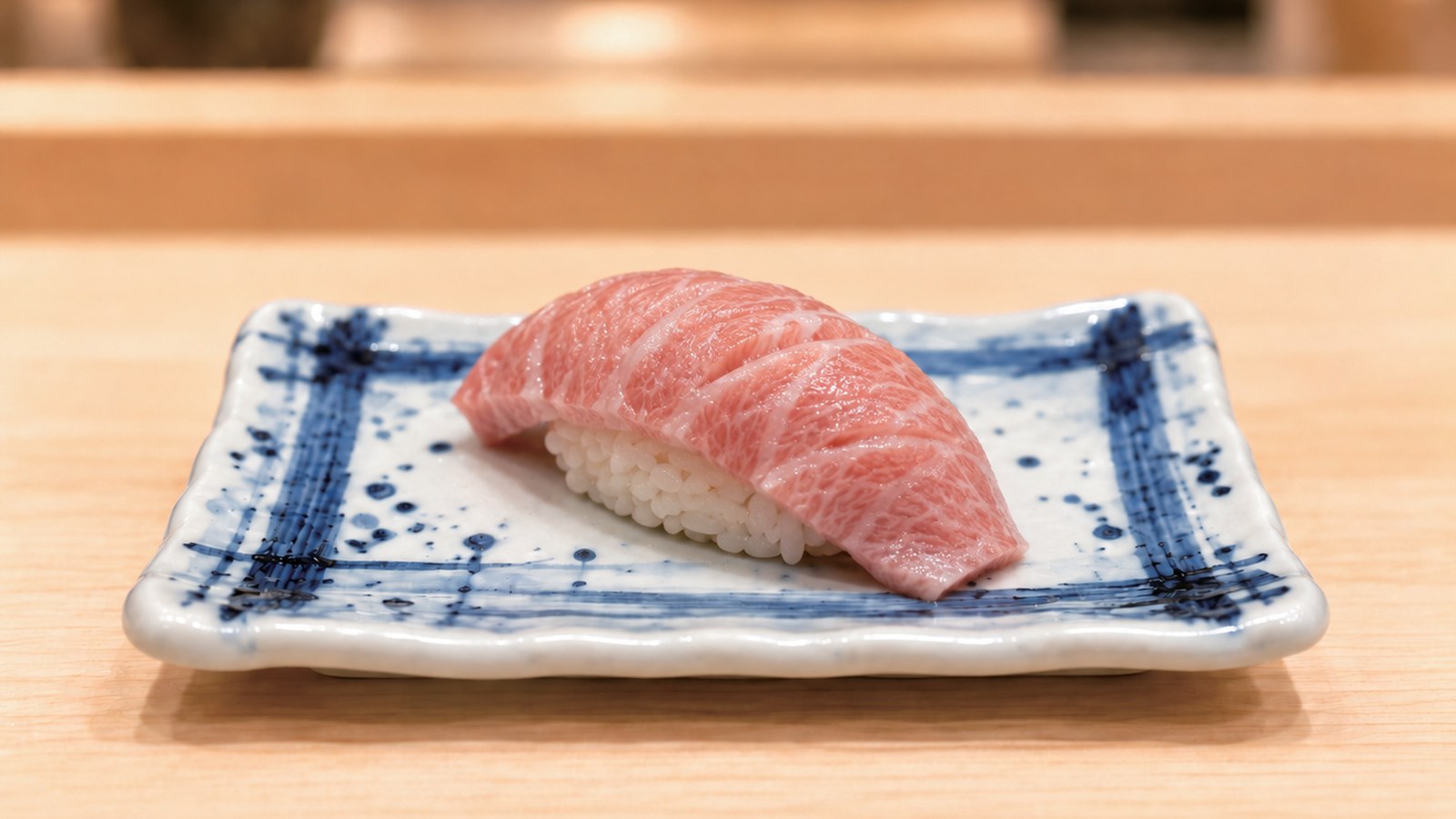鮨 美寿思の職人が握る大トロ